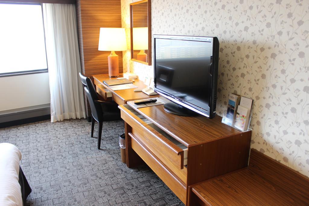 Kobe Portopia Hotel Exterior foto A television in a hotel room