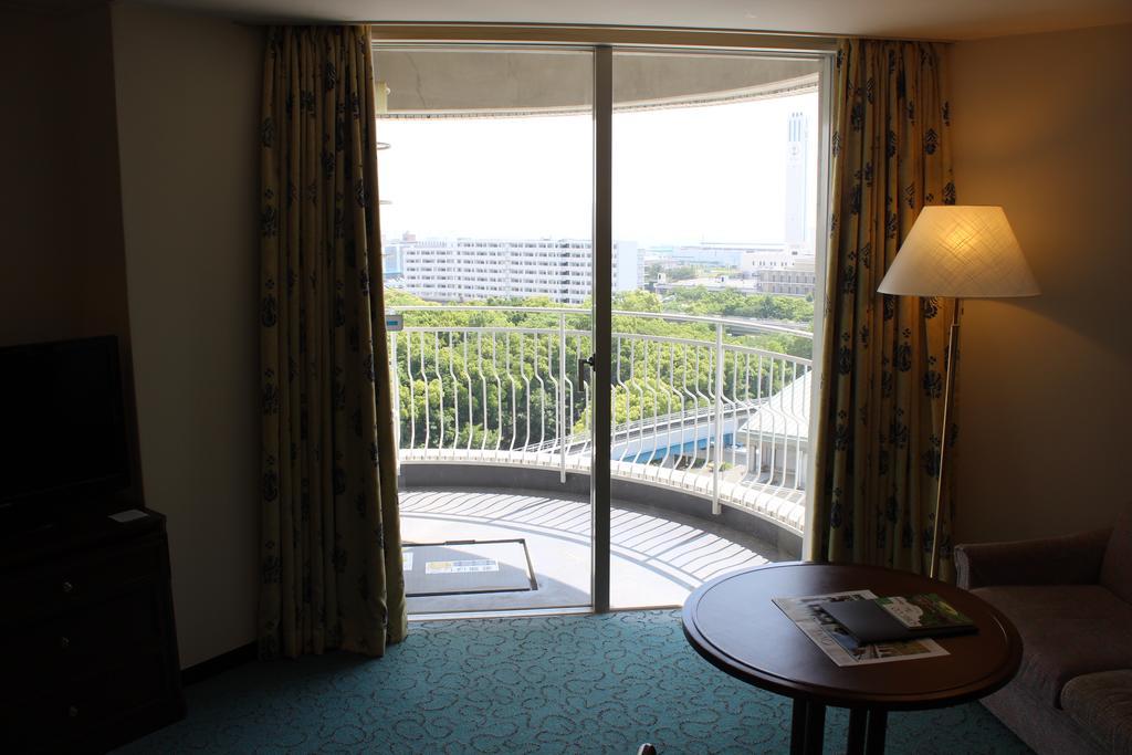 Kobe Portopia Hotel Exterior foto A sliding door