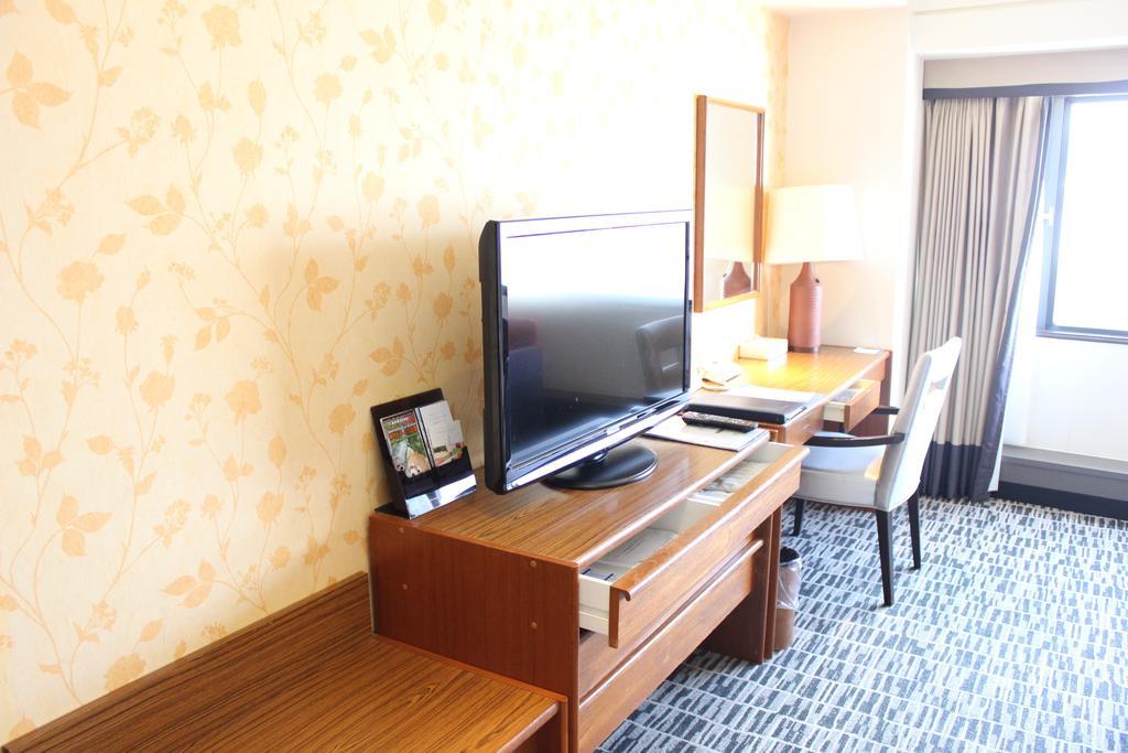 Kobe Portopia Hotel Exterior foto A television in a hotel room