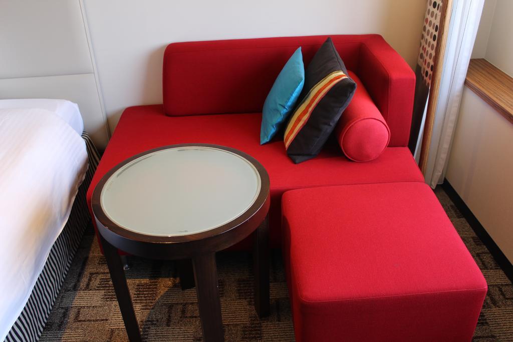 Kobe Portopia Hotel Exterior foto A red sofa