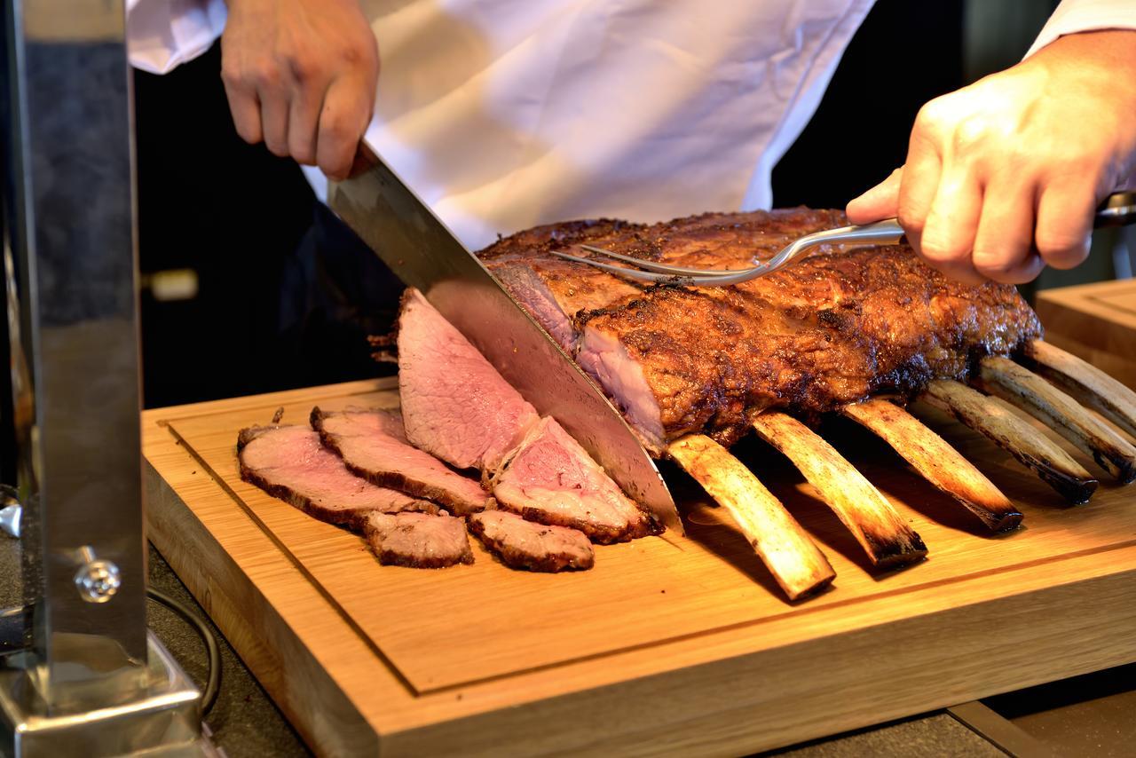 Kobe Portopia Hotel Exterior foto A chef carving a roast